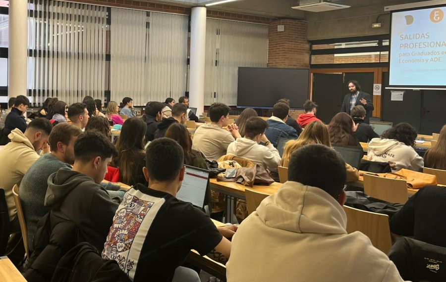 CHARLA SOBRE SALIDAS PROFESIONALES A ALUMNOS DE LA FACULTAD DE CCEE