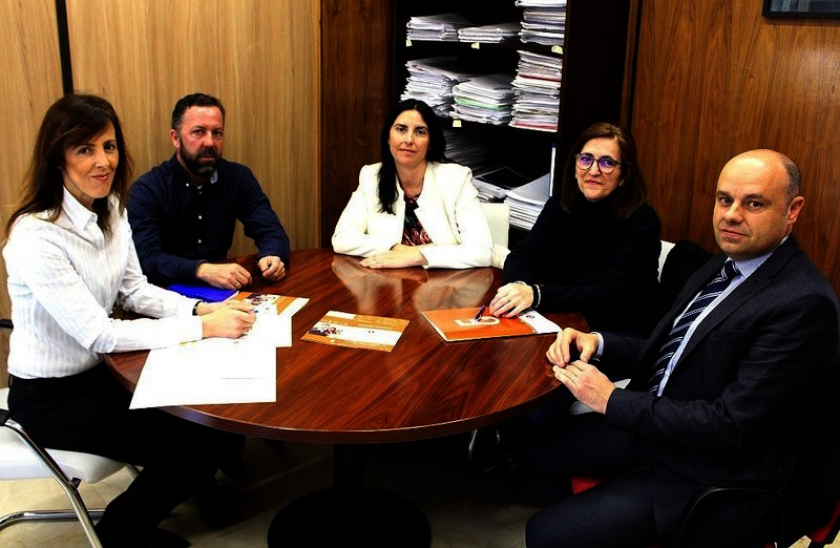 Maria Gil mantiene una reunion con responsables del Colegio de Economistas de Albacete
